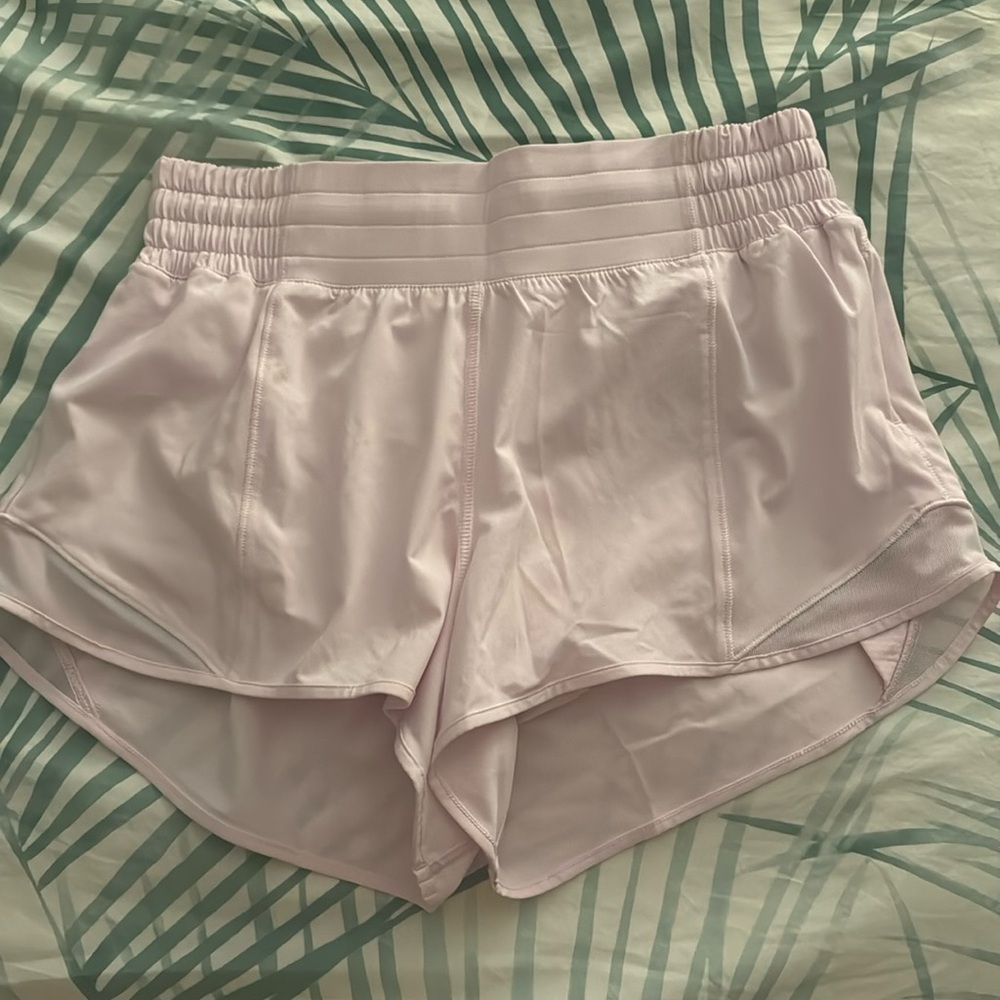 Lululemon Hotty Hot Shorts (Size 6) (2.5 Inch)